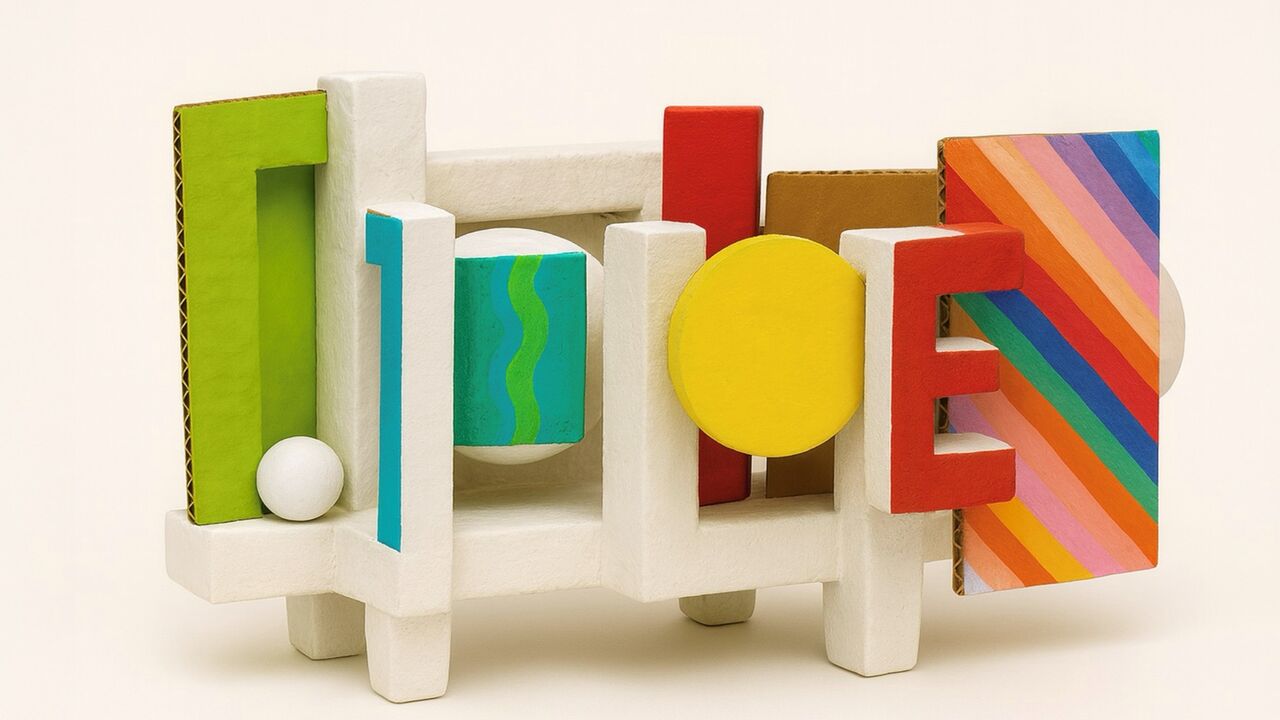 Abstraktes, farbenfrohes Objekt aus geometrischen Formen, das an ein spielerisches Kunst- oder Designobjekt erinnert.