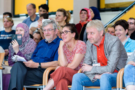 Die Eltern zücken ihre Handies um die tollen Momente festzuhalten.