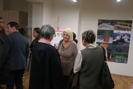 BesucherInnen im Gespräche 