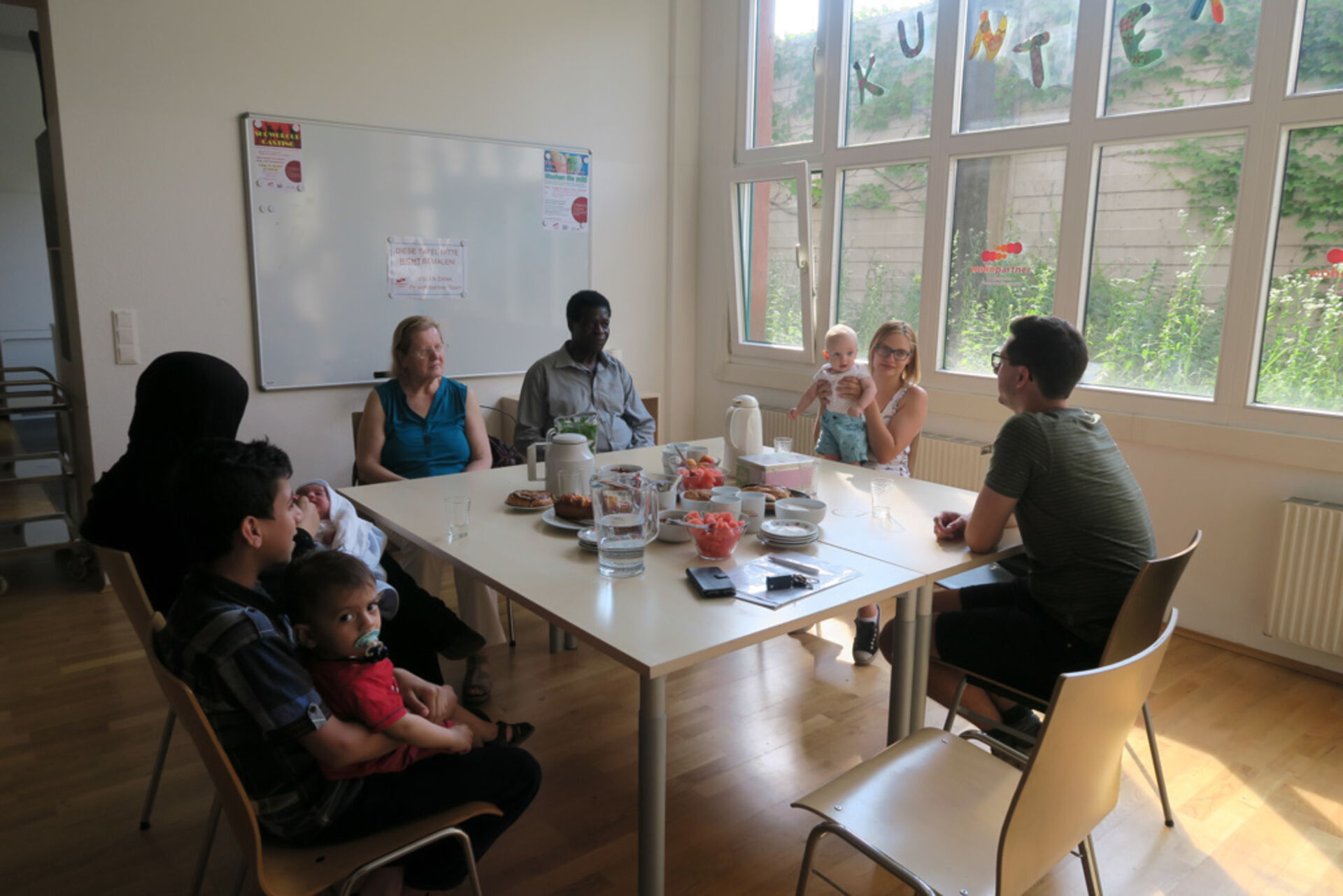 Zahlreiche neu zugezogene BewohnerInnen beim Willkommenscafé im Karl-Waldbrunner-Hof