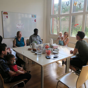 Zahlreiche neu zugezogene BewohnerInnen beim Willkommenscafé im Karl-Waldbrunner-Hof