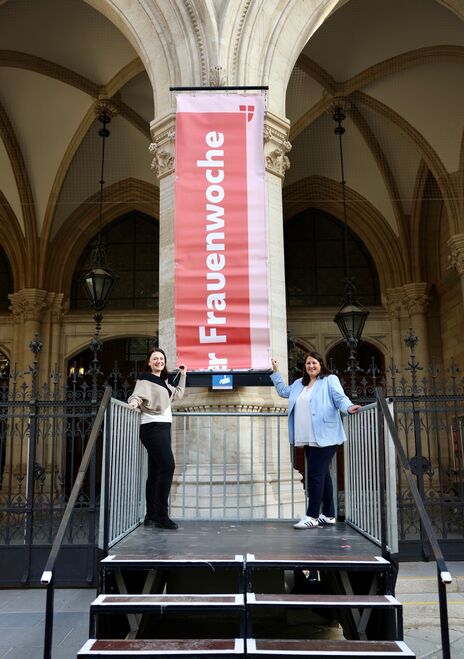 „Die erste Wiener Frauenwoche startet unter dem Motto der großen Frauenbefragung ,Wien, wie sie will‘ – mit mehr als 100 kostenlosen Angeboten. In der Frauenwoche gehört die Stadt den Wienerinnen!“, so Vizebürgermeisterin und Frauenstadträtin Kathrin Gaál (rechts), die gemeinsam mit Gemeinderätin Dolores Bakos die Fahne zur ersten Wiener Frauenwoche hisste. 