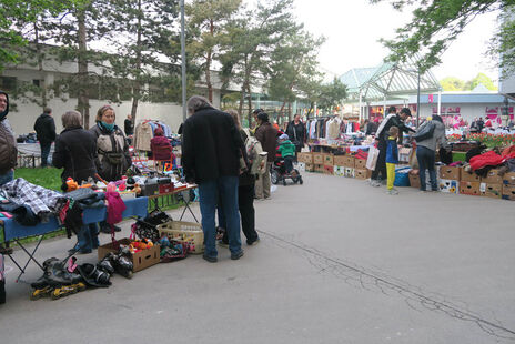 Der Flohmarkt zieht BesucherInnen an.