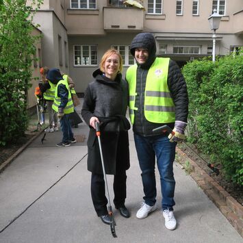 Engagierte BewohnerInnen bei der Putzaktion im Südtiroler-Hof