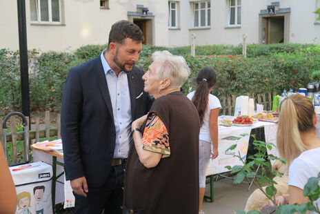 Bezirksvorsteher im Gespräch mit Bewohnerin