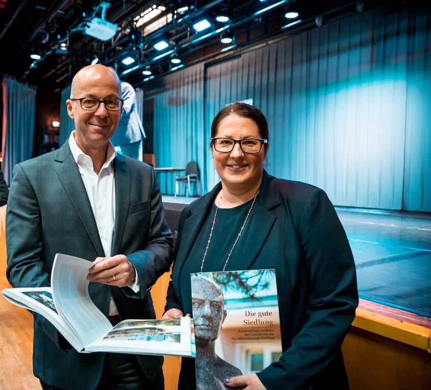 wohnpartner-Leiter Josef Cser mit Wohnbaustadträtin Kathrin Gaal