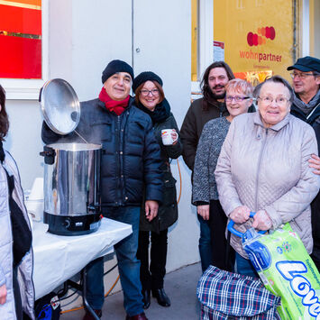 Zahlreiche BesucherInnen beim Adventzauber