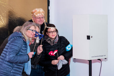 BesucherInnen haben Spaß bei der Foto-Box