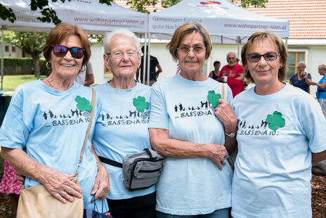 TeilnehmerInnen der Bassena 10 mit eigens bedruckten T-Shirts.