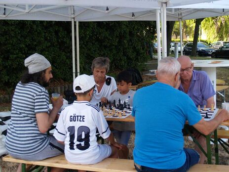 Nachbarschaftsliche Schachpartie beim Sommerfest