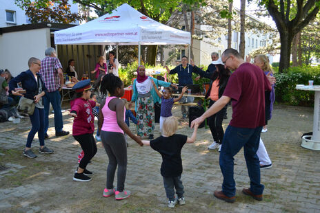 Gemeinsames Tanzen beim Frühlingsfest