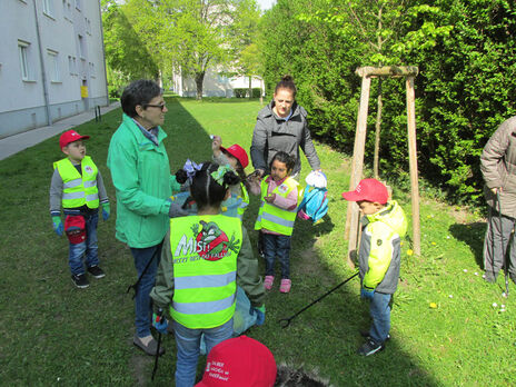 Einige tatkräftige BewohnerInnen und eine Gruppe des Kindergartens der Stadt Wien in der Anlage beteiligten sich am gemeinsamen Frühjahrsputz. 