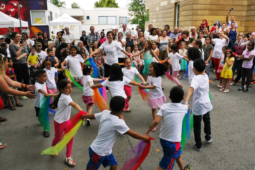 Kinder tanze beim Familienfest im Karl-Wrba-Hof