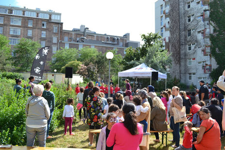 Viele BesucherInnen beim Sommerfest