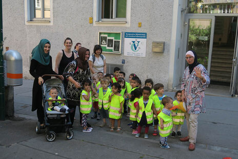 Die Kinder am Weg zum Sommerfest im Matteotti-Hof.