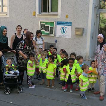 Die Kinder am Weg zum Sommerfest im Matteotti-Hof.