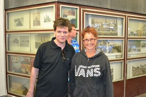 Sänger von "Nino aus Wien" mit Besucherin