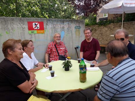 BewohnerInnen beim gemeinsamen Nachbarschafts-Café