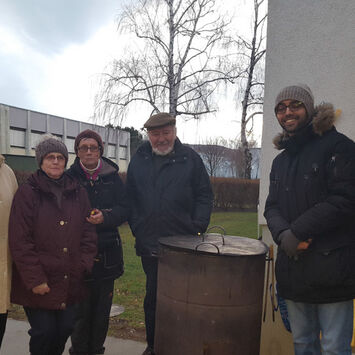 BesucherInnen des Adventfests in der Mayerweckstrasse