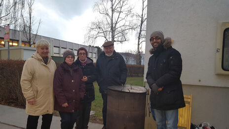 BesucherInnen des Adventfests in der Mayerweckstrasse