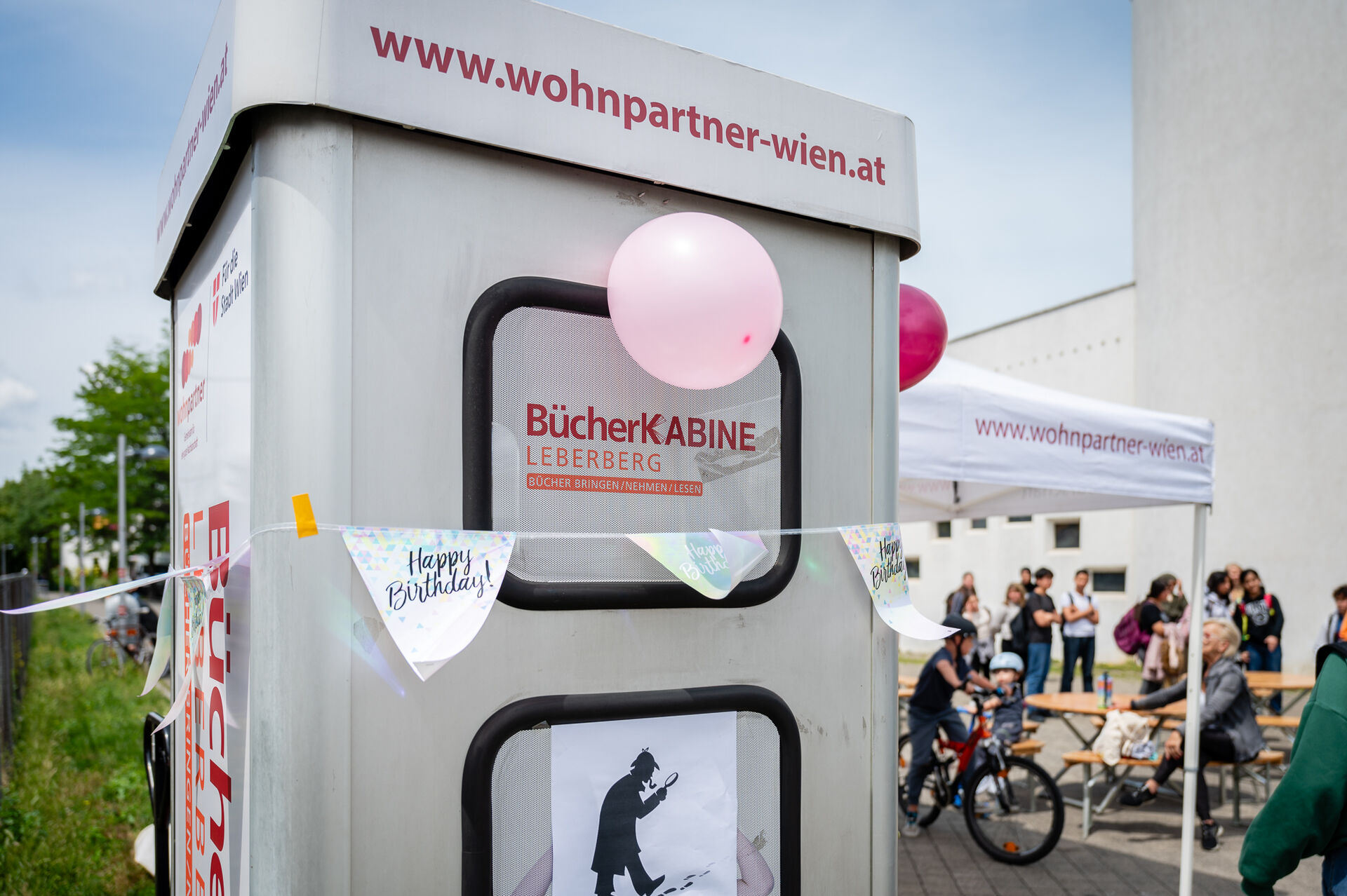 Die zur Bücherkabine umgebaute Telefonzelle am Leberberg mit Luftballons und "Happy Birthday"-Dekoration