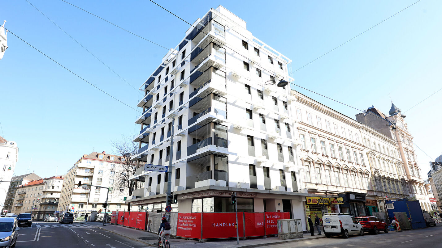 Außenansicht vom Gemeindebau Neu in der Schönbrunnerstraße. Das Foto zeigt eine Ansicht vom 5 mit Bilick in Richtung 6. Bezirk, es sind zwei Seiten des Gebäudes erkennbar, es gibt zahlreiche Balkone