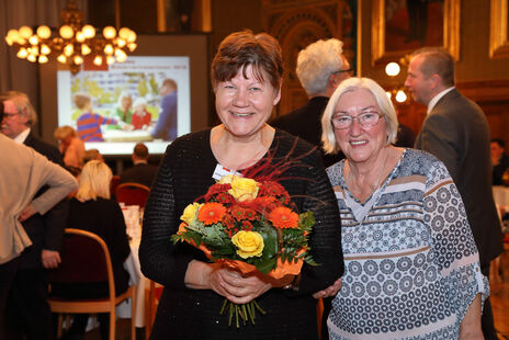 Mietervertreterinnen mit Blumen