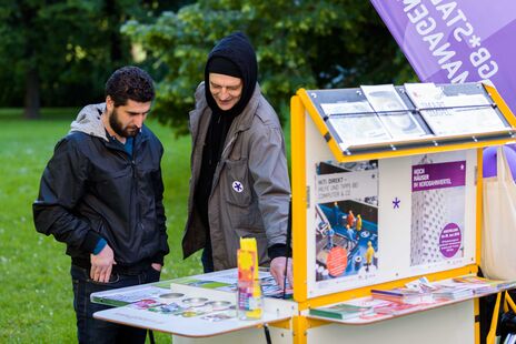 GB* informierte die BesucherInnen über ihr Angebot.