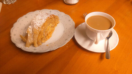 Eine Tasse Kaffee darf bei einem Apfelstrudel nicht fehlen.