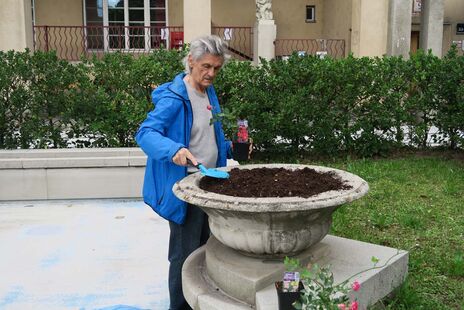 Bewohner beim Garteln im Reumannhof