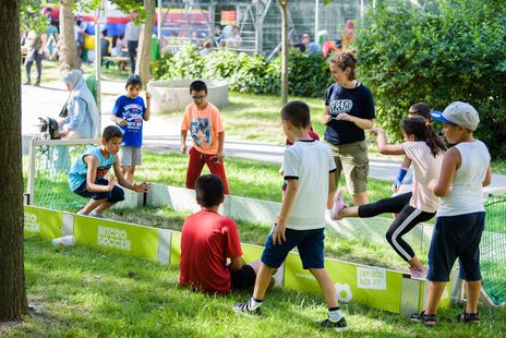 Kinder beim Mini-Fußball