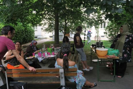 BewohnerInnen beim gemeinsamen Kochen und Plaudern