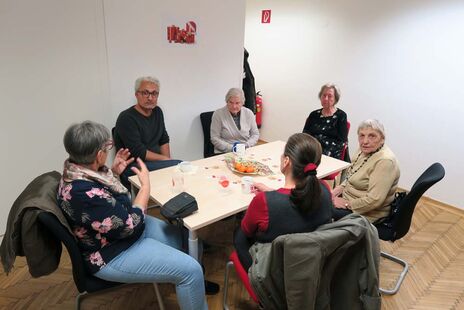 BewohnerInnen lassen gemeinsam mit wohnpartner-MitarbeiterInnen das Jahr ausklingen