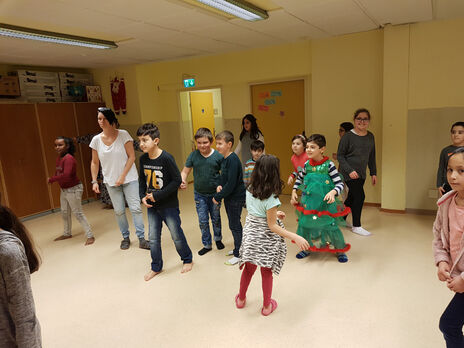 Kinder spielen bei Kids Only-Jahresabschlussfeier im BewohnerInnen-Zentrum 