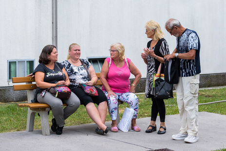 BesucherInnen im Gespräch