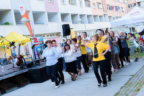 Linedance - BesucherInnen machen mit.