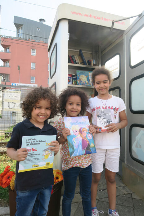 Kleine Leseratten vor der BücherKABINE