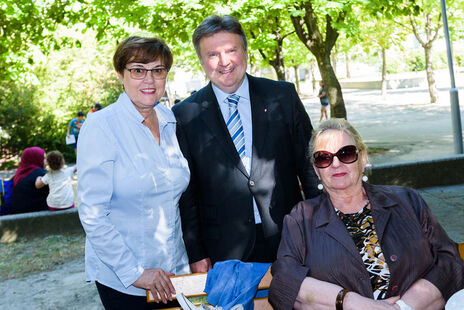 Stadtrat Ludwig mit Besucherinnen.