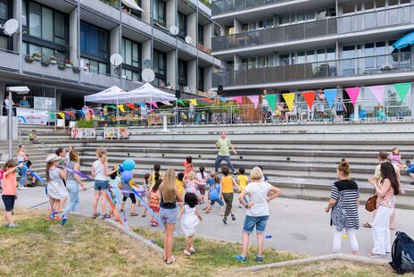 Gemeinsames Tanzen beim Sommerfest