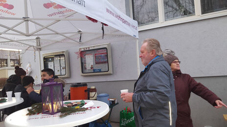 BesucherInnen des Adventfests in der Mayerweckstrasse