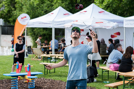 Diabolo-Spieler beim Frühlingsfest