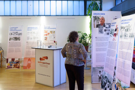 Besucherin vor Ausstellungstafel