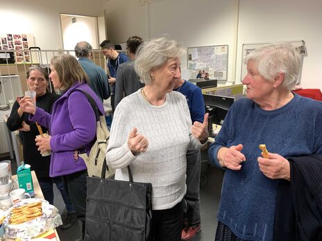 BesucherInnen tauschen sich untereinander aus