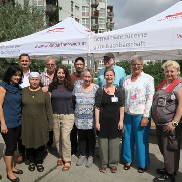 Gruppenfoto mit TeilnehmerInnen am Frühstück mit Bezirksvorsteher Marcus Franz