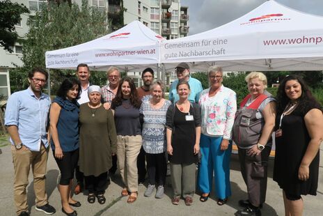 Gruppenfoto mit TeilnehmerInnen am Frühstück mit Bezirksvorsteher Marcus Franz