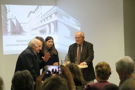 ZeitzeugInnen bei der Präsentation der Forschungsergebnisse 