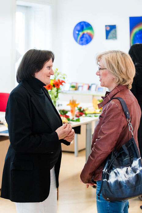 Eine Besucherin mit der Künstlerin Michelle Haintz im Gespräch.