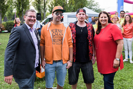 Wohnbaustadträtin Kathrin Gaal mit Bezirksvorsteher Georg Papai und zwei jungen Rappern