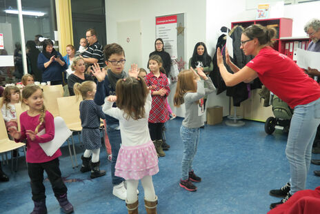 Kinder tanzen im BewohnerInne-Zentrum Steinergasse