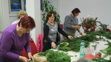 Bewohnerinnen basteln Adventkränze